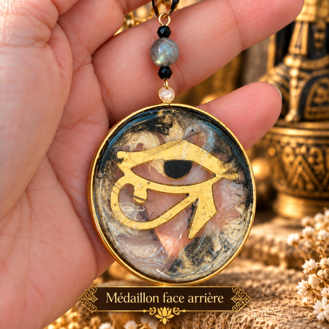 Face arrière du médaillon La Dualité Sacrée avec symbole géométrique et détails artisanaux inspirés de l’Égypte ancienne.