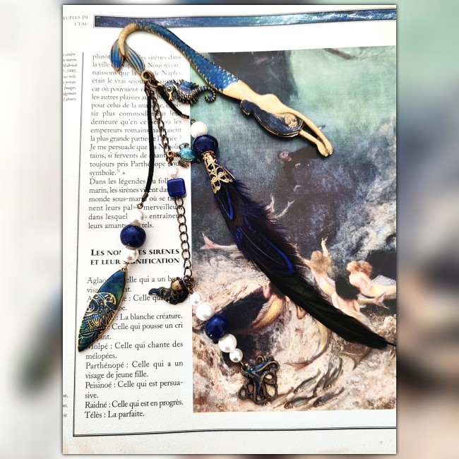 Marque-page sirène Terpsichore en laiton émaillé artisanal présenté sur livre ouvert illustration de sirènes mythologiques