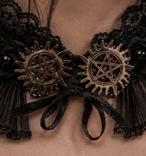 L’Orbe des Enchanteresses – Médaillons gothiques et pentacles Gros plan sur les deux médaillons à pentacles du tour de cou gothique L’Orbe des Enchanteresses