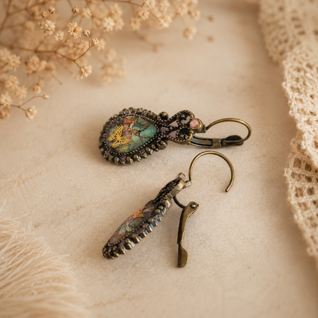 Détail de la fermeture dormeuse des boucles d'oreilles Le Premier Envol, vue rapprochée du système d'attache.