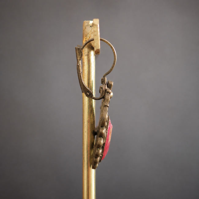 Fermeture dormeuse des boucles d'oreilles Le Cœur de Morgane Vue de profil montrant la fermeture dormeuse des boucles d'oreilles Le Cœur de Morgane