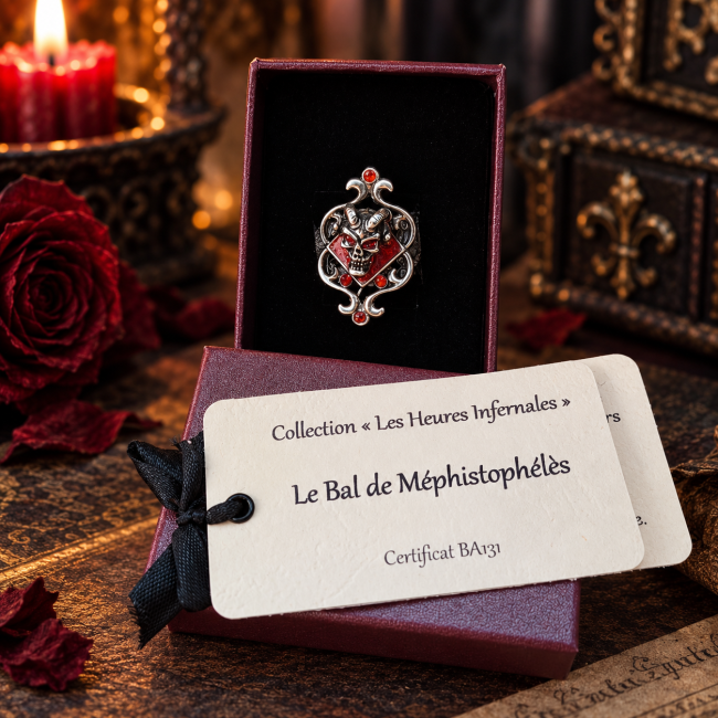 Bague Le Bal de Méphistophélès dans son écrin Le Bal de Méphistophélès présenté dans son écrin, accompagné de sa carte d’identification et de son certificat BA131, pour une présentation artisanale prête à offrir.
