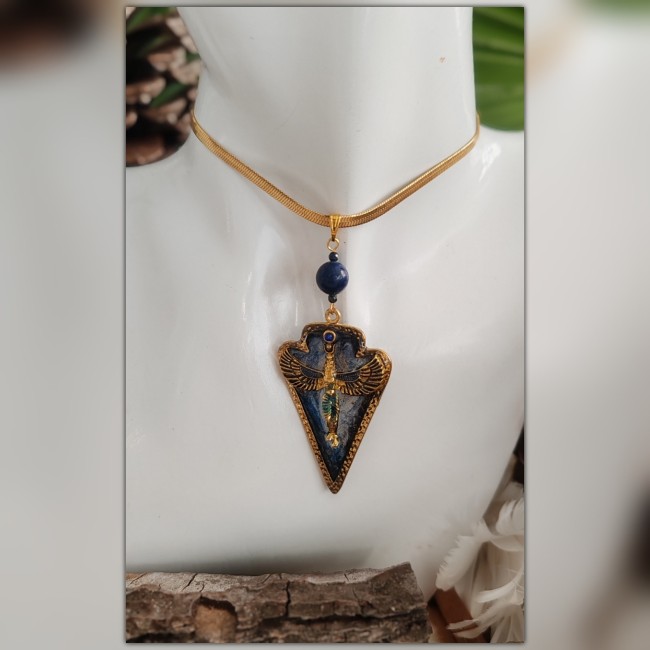 Collier égyptien Isis en acier doré | Gemmes naturelles par Les Fantaisies d'A a collection Isis rend hommage à la puissance et à la grâce de la déesse égyptienne, gardienne de la vie et de la magie. Chaque collier, porté court, est façonné en acier inoxydable doré et orné d’un pendentif unique, sculpté en forme géométrique rappelan
