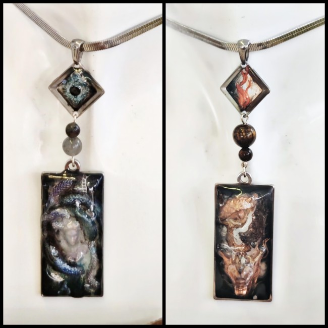 Colliers artisanaux Les Gardiens des Profondeurs – Fantaisies d’A. Découvrez les colliers artisanaux de la collection « Les Gardiens des Profondeurs », inspirés de Mélusine, du Drac et de Sybille. Bijoux en acier inoxydable argenté avec gemmes véritables et émail 3D transparent. Fait main en France par Fantaisies d’A.