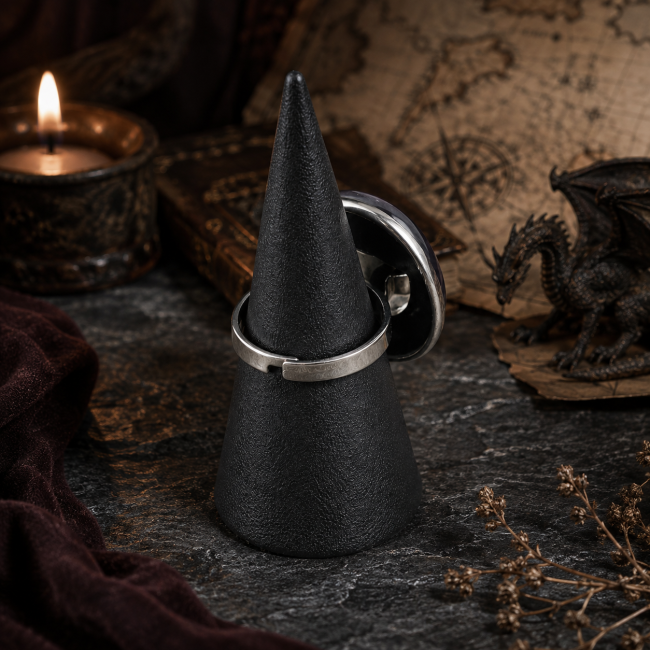 Vue arrière de la bague Le Gouffre du Drac montrant la fixation du cabochon et l’anneau unique réglable en acier inoxydable.