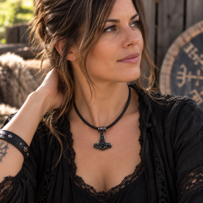 Collier viking femme en cuir – Pendentif émaillé nordique Porté par une femme, Le Serment du Tonnerre affirme son caractère viking avec son pendentif ajouré et son cordon en cuir noir.