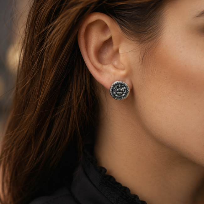 Modèle portant les boucles d'oreilles steampunk Les Rouages de l'Éther