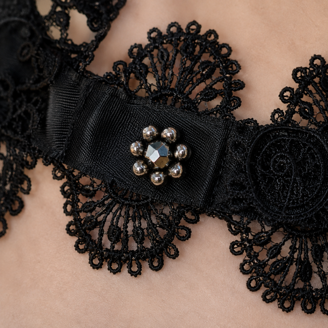 Détails des broderies de perles et de la dentelle du tour de cou Détails des broderies de perles réalisées à la main et de la dentelle du tour de cou