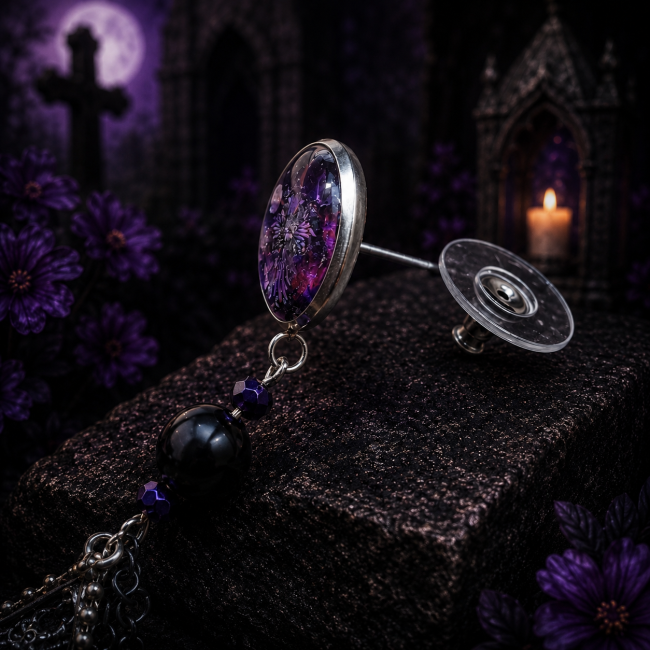 Noctilith – Zoom sur la fermeture et les perles gothiques | Les Sœurs de la Nuit Zoom sur la fermeture et les perles des boucles d’oreilles gothiques Noctilith de la collection Les Sœurs de la Nuit dans un décor de vieux cimetière mystique violet.