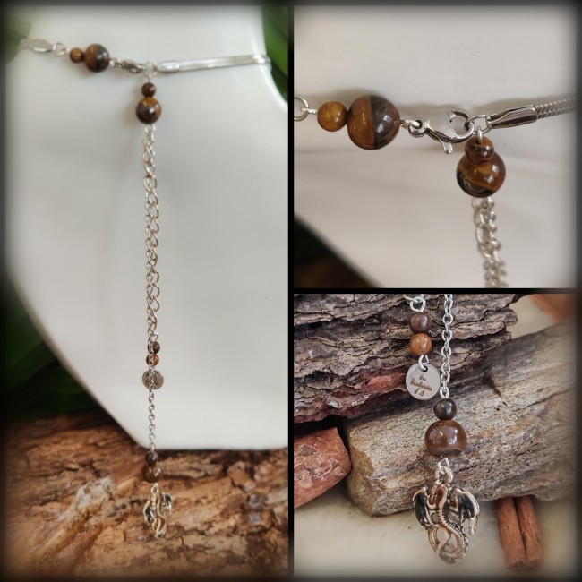 Fermeture et finitions du collier Le Drac – Fantaisies d’A Gros plan sur la fermeture du collier Le Drac : mousqueton, chaîne réglable signée, perles Œil de Tigre et petit dragon émaillé. Finitions artisanales soignées.