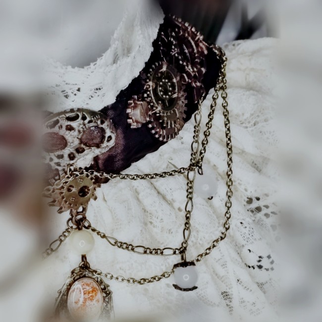 Côté gauche du collier Cassandre avec chaînettes en laiton, perles en opale blanche suspendues et volants en dentelle de Calais ivoire