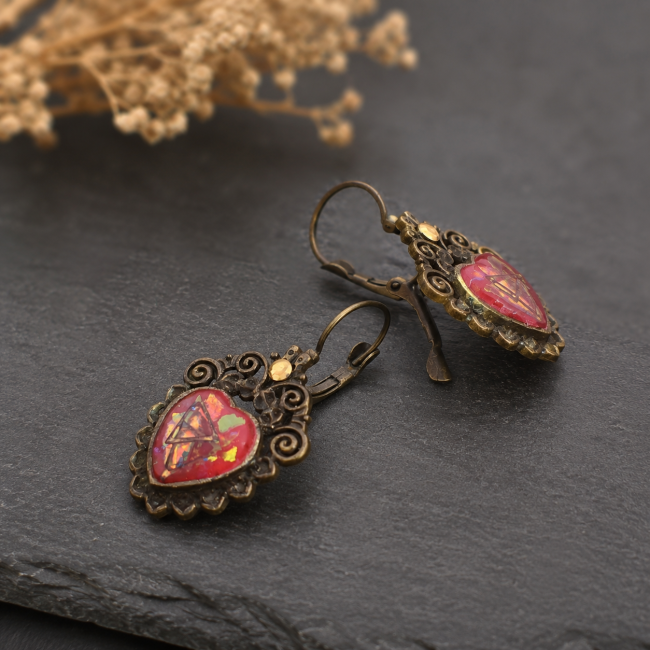 Détail des boucles d'oreilles Le de Morgane Boucles d'oreilles Le Cœur de en laiton avec cœur rouge émaillé et inclusions dorées