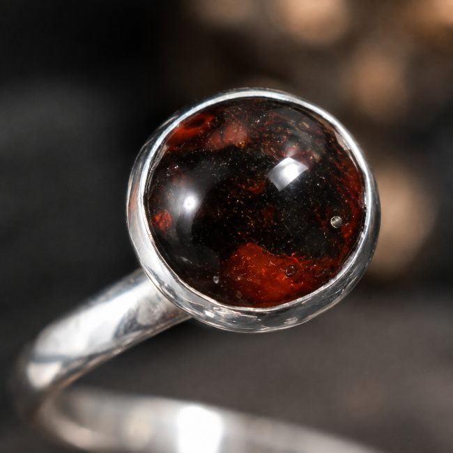 Détail du cabochon supérieur de La Treizième Heure, réalisé avec un émaillage artisanal à la main dans des nuances profondes de rouge et de noir.