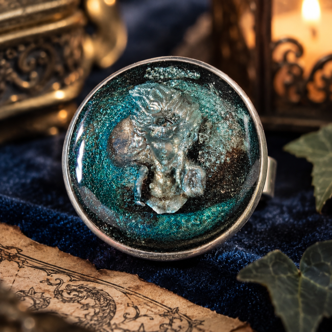 Gros plan du cabochon bleu turquoise et argent de la bague La Crypte de Mélusine