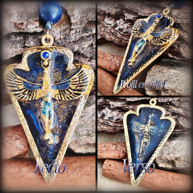 Trois prises de Vue du pendentif Isis Chaque collier est façonné en acier inoxydable doré, avec un pendentif géométrique rappelant un sarcophage, où repose Isis en relief, enchâssée dans un émail transparent aux reflets lumineux assortis à la gemme du bijou.