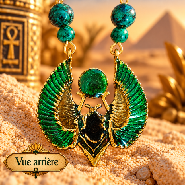 Scarabée Khepri – Vue arrière Vue arrière du scarabée ailé permettant d'apprécier le travail des ailes, l'émaillage et les finitions du bijou artisanal.