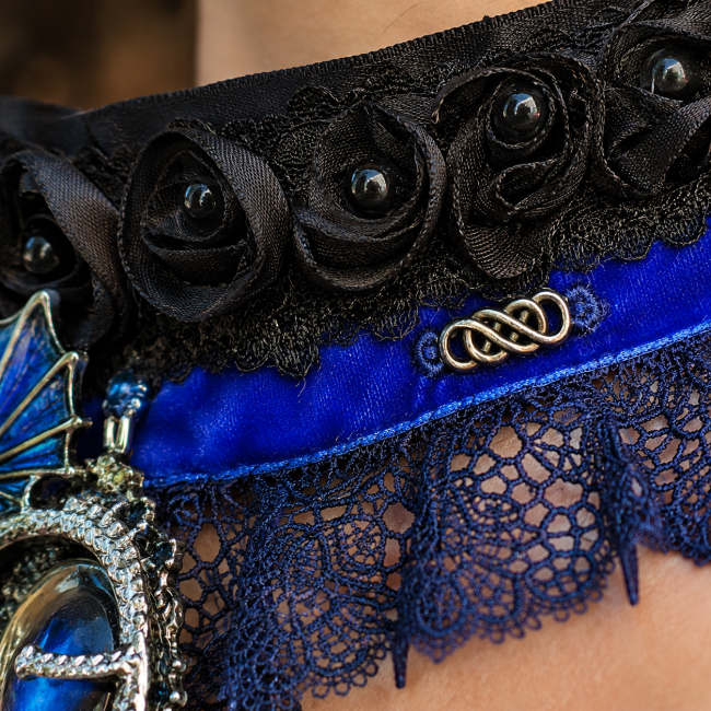 Détails du tour de cou L’Œil du Dragon Bleu en dentelle bleue, velours indigo et organza noir