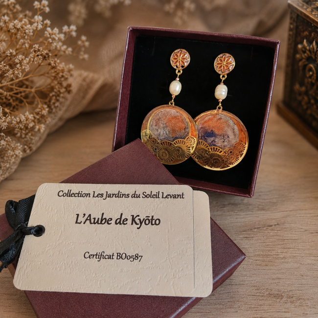 Coffret cadeau L'Aube de Kyōto – Les Fantaisies d'A Boucles d'oreilles L'Aube de Kyōto présentées dans leur écrin avec leur certificat d'authenticité.
