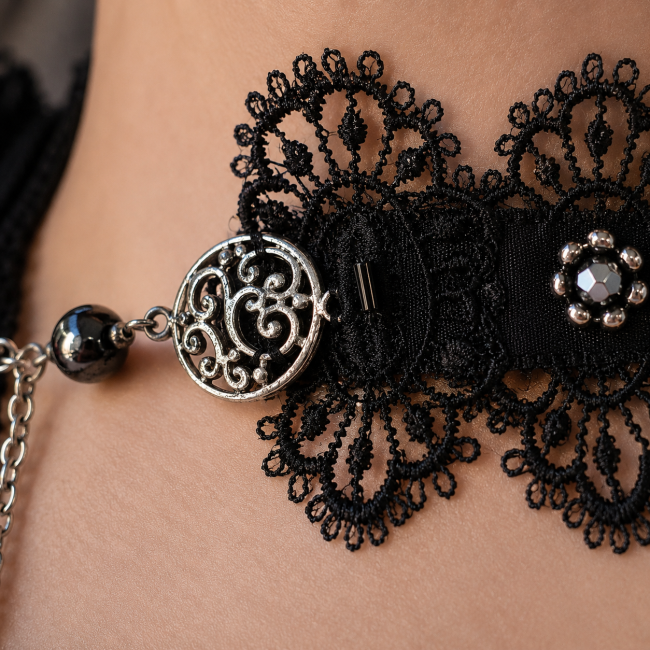 Détails arrière du tour de cou brodé à la main avec perles en hématite Gros plan sur les finitions arrière du tour de cou, avec broderies réalisées à la main et véritables perles en hématite, témoignant du savoir-faire artisanal et de la qualité de cette création textile.