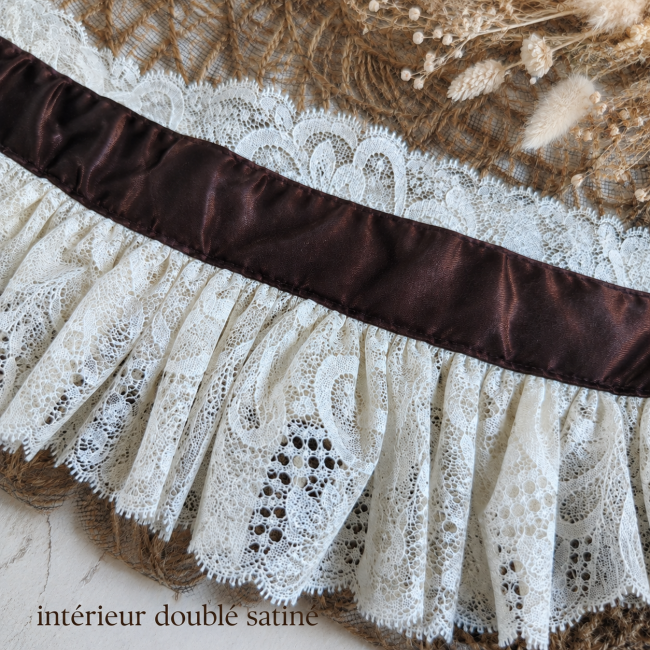 Détail de la finition intérieure du tour de cou Les Secrets de l’Horlogère, montrant le taffetas chocolat, les superpositions de dentelle de Calais ivoire et l’intérieur doublé satin.