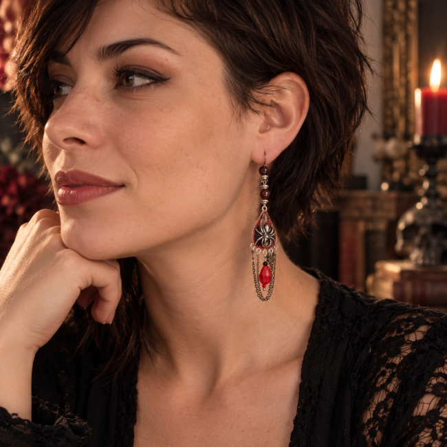 Le Fil d’Atropos – Boucles d’oreilles gothiques portées Femme portant les boucles d’oreilles gothiques artisanales Le Fil d’Atropos