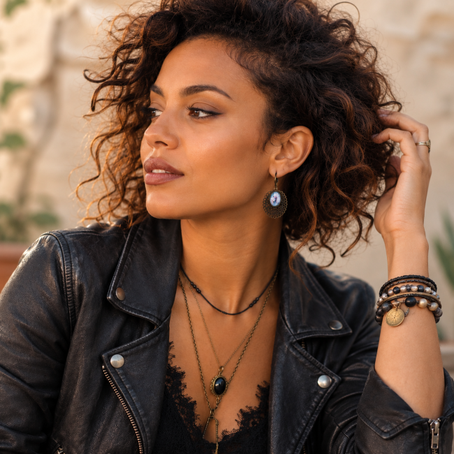Le Passage des Pétales porté – Style rock bohème Femme portant les boucles d'oreilles vintage Le Passage des Pétales dans un style rock bohème élégant.