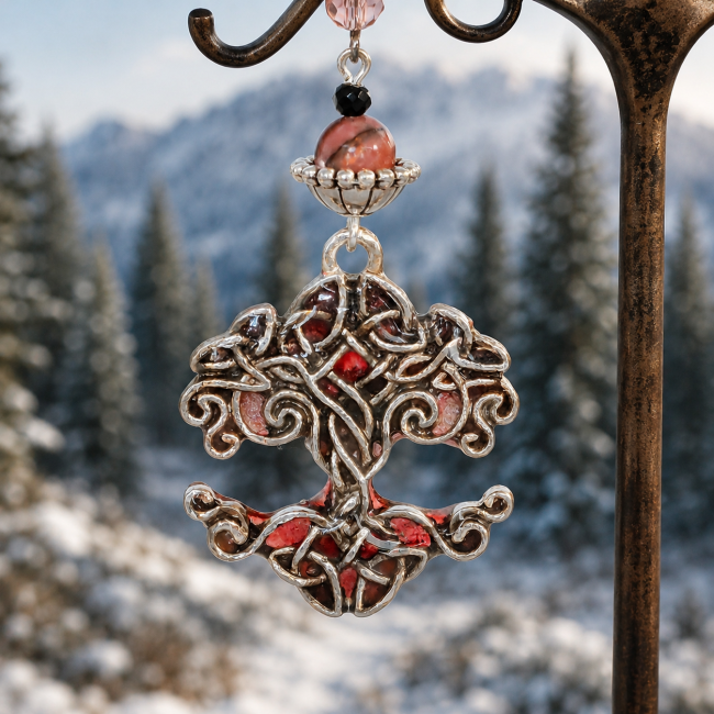 Arbre de Vie nordique émaillé à la main – Boucles d'oreilles La Rosée de Heiðrún Gros plan sur le pendentif Arbre de Vie de la collection Læraðr. Émaillage artisanal aux nuances rouge ambré et détails celtiques inspirés des légendes du Valhalla.