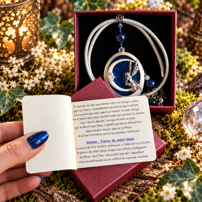 Collier artisanal Le Miroir aux Fées de la collection Les Secrets de Brocéliande, présenté dans son écrin avec sa carte d'identification.