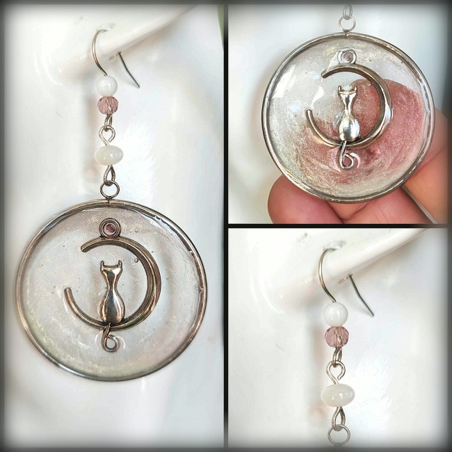 Phosphoros incarne la rencontre entre art et lumière : des boucles d’oreilles artisanales émaillées  à la main en transparence colorée rose et ivoire nacrés. Un bijou rare, empreint de poésie céleste.