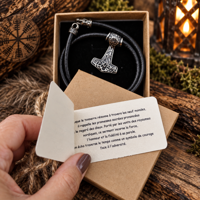 Collier viking en cuir avec carte légendaire – Artisanat nordique Une présentation immersive du Serment du Tonnerre dans son écrin, accompagnée de sa carte légendaire, entre artisanat d’art et mythologie nordique.