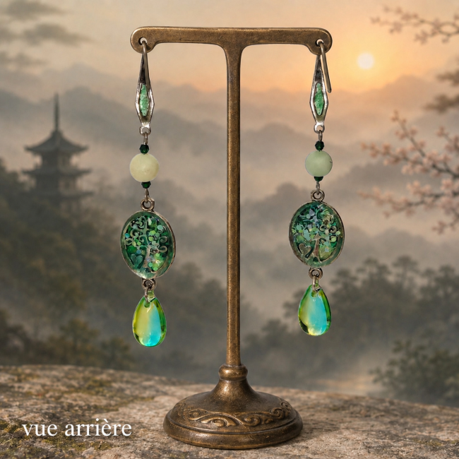 Vue arrière des boucles d’oreilles Kodama « La Sève Lunaire ». Détails du travail artisanal, émail vert profond et finitions lumineuses dans une atmosphère japonaise naturelle et apaisante.