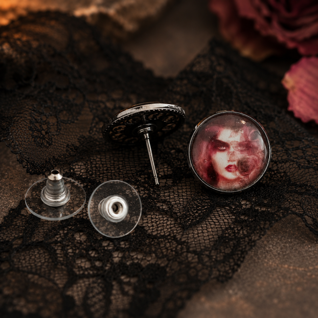 Attache puce et stoppeurs des boucles d'oreilles La Dame aux Roses de Cendre Vue détaillée du système d'attache à puce avec stoppeurs en silicone des boucles d'oreilles artisanales.