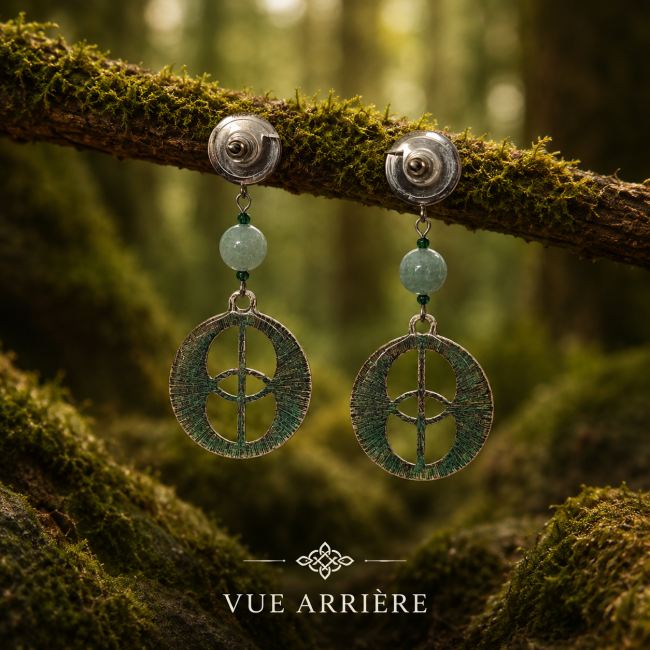 Découvrez la vue arrière des boucles d'oreilles Nerthus. Les émaux verts translucides et les détails du travail artisanal apparaissent sous un nouvel angle, révélant toute la richesse de cette création inspirée de la mythologie nordique et de la nature sa