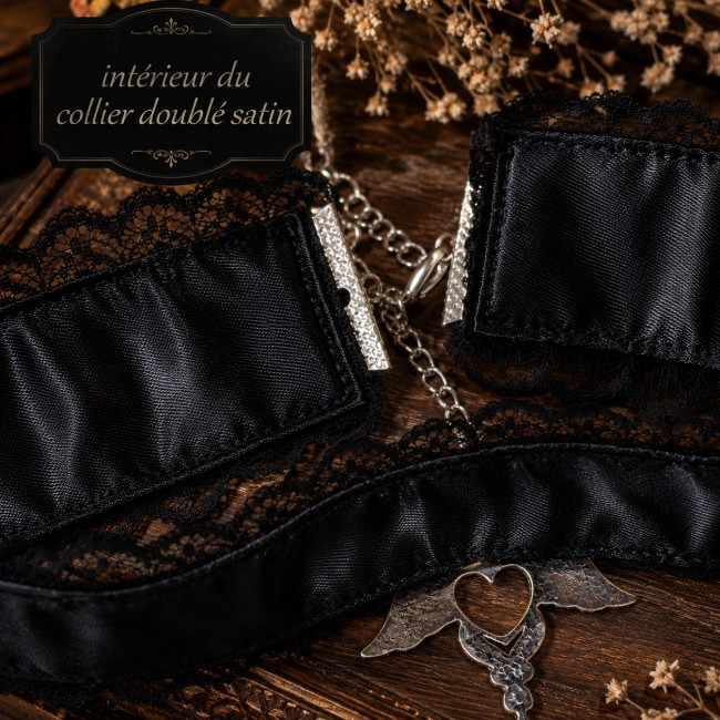 La Sybille – Intérieur du collier doublé satin Vue détaillée de l'intérieur de La Sybille révélant sa finition doublée en satin noir, ses bordures en dentelle et la qualité des assemblages textiles et métalliques.