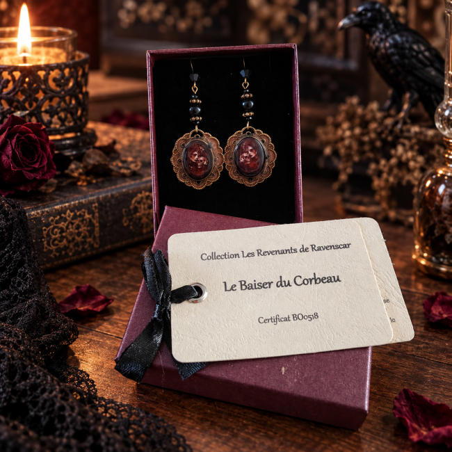 Boucles d’oreilles gothiques artisanales Le Baiser du Corbeau dans leur écrin avec certificat d’authenticité