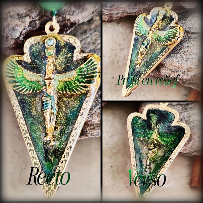 Trois prises de vue du pendentif Isis Chaque collier est façonné en acier inoxydable doré, avec un pendentif géométrique rappelant un sarcophage, où repose Isis en relief, enchâssée dans un émail transparent aux reflets lumineux assortis à la gemme du bijou.