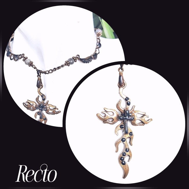 Ce collier rend hommage à son souffle intemporel, entre ombre et lumière. En son centre s’élève un pendentif en forme de croix stylisée, aux détails émaillés à froid d’un anthracite profond, rappelant les brumes mystiques qui veillent sur l’île. De part e