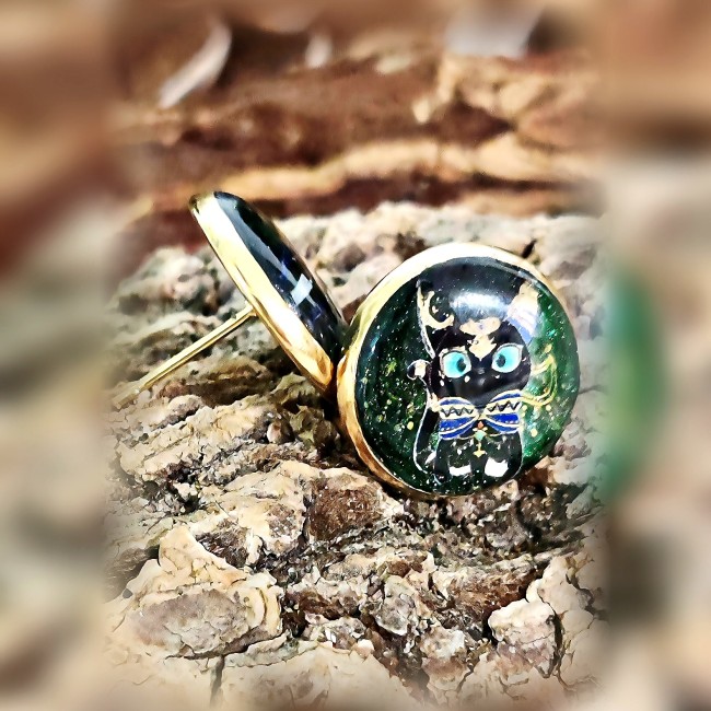 Détails clous d’oreilles Ré – Face et profil – Artisanat égyptien | Les Fantaisies d'A Détails des boucles d’oreilles Ré de face et profil avec petit chat sacré et symboles égyptiens – création unique