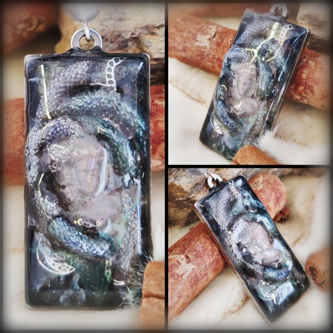 Détail du pendentif Mélusine – Fantaisies d’A. Zoom sur le pendentif du collier Mélusine : médaillons émaillés en transparence, personnage en 3D sculpté en résine et gemmes véritables. Bijou artisanal unique signé Fantaisies d’A.