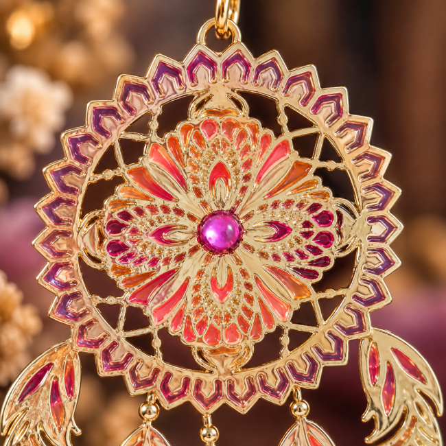 Détail de l’émaillage artisanal réalisé à la main sur le pendentif des boucles d’oreilles Les Plumes du Couchant