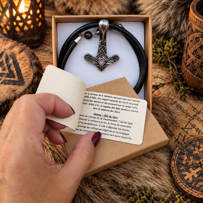Le Regard de Muninn – Certificat et légende nordique Le certificat de Le Regard de Muninn dévoile l’univers symbolique de cette création inspirée d’Odin, de Muninn et de la mythologie nordique. Une pièce artisanale accompagnée de son histoire et de la symbolique de l’œil de tigre.