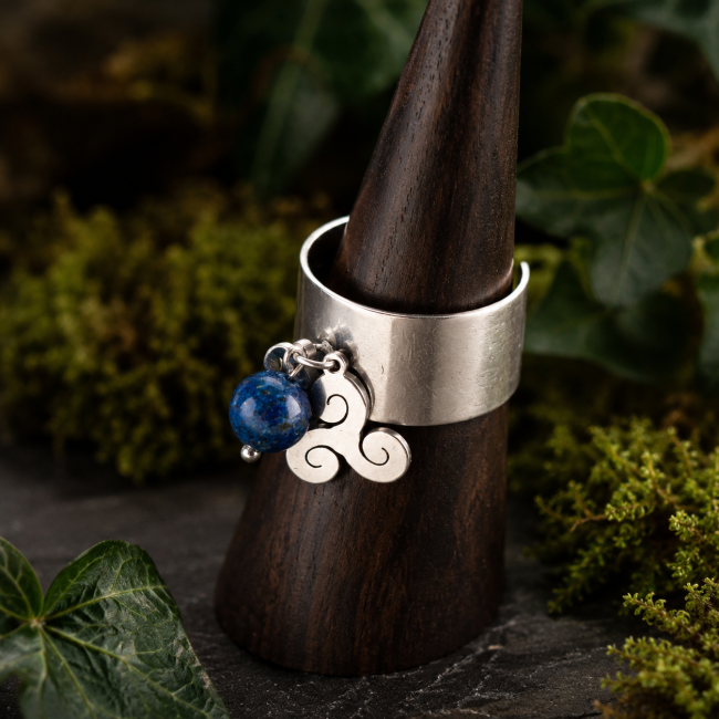 La Promesse des Immortels – Vue trois-quarts Bague La Promesse des Immortels vue trois-quarts avec breloque triskel, arbre de vie et perle en chrysocolle