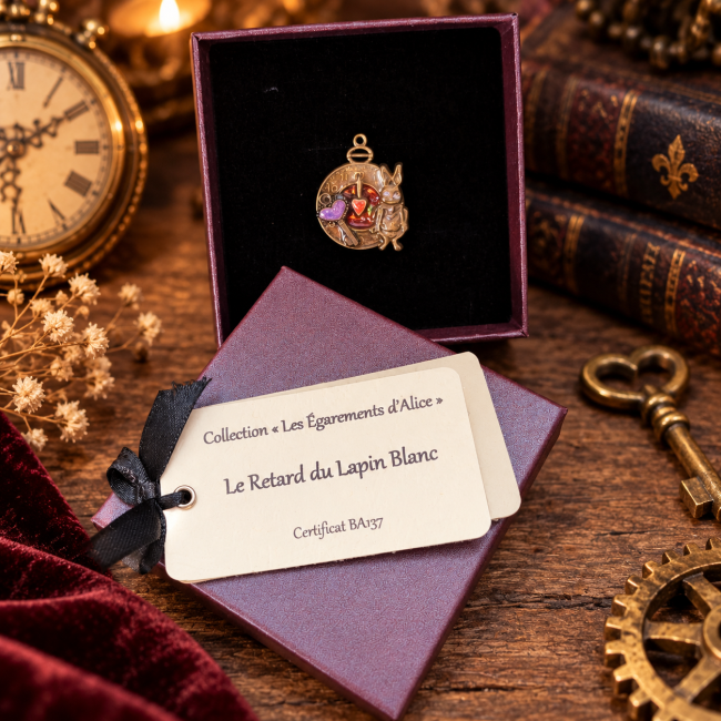 La bague Le Retard du Lapin Blanc présentée dans son écrin avec sa carte d’identification, une présentation soignée idéale pour offrir un bijou artisanal original.