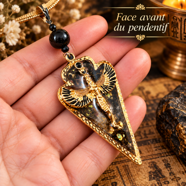 Détail du pendentif face avant du collier Le Voile du Mystère avec motif égyptien noir et doré