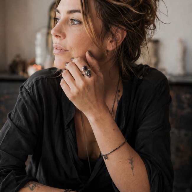 La Treizième Heure, bague gothique artisanale à double cabochon, associant un cabochon rouge et noir émaillé à la main à une tête de démon, dans un univers sombre et mystérieux.