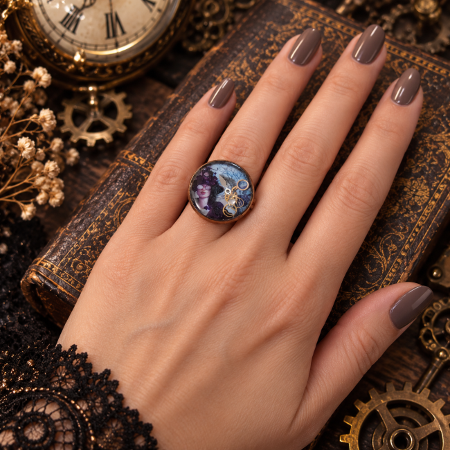 La bague La Modiste Mécanique portée par une femme dans un décor steampunk élégant, illustrant son style original, féminin et contemporain.