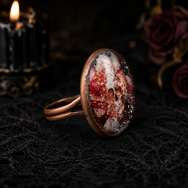 Vue de profil de L’Artefact du Seidr, bague artisanale femme réglable en métal cuivré. Cette photographie révèle la monture et le volume du cabochon circulaire, sublimé par un décor sombre et gothique. Une création de bijou original inspirée de la mytholo