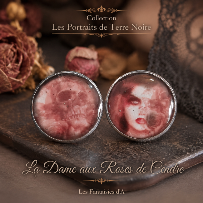 Boucles d'oreilles La Dame aux Roses de Cendre – Collection Les Portraits de Terre Noire Boucles d'oreilles artisanales La Dame aux Roses de Cendre avec cabochons gothiques illustrés de portraits et crâne.