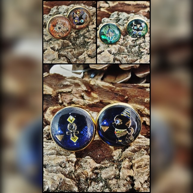 Clous d’oreilles artisanaux Osiris, Ré et Ankh – Collection Égypte Antique | Les Fantaisies d'A Présentation des trois paires de clous d’oreilles égyptiens artisanaux – Osiris, Ré et Ankh – collection Égypte Antique des Fantaisies d’A