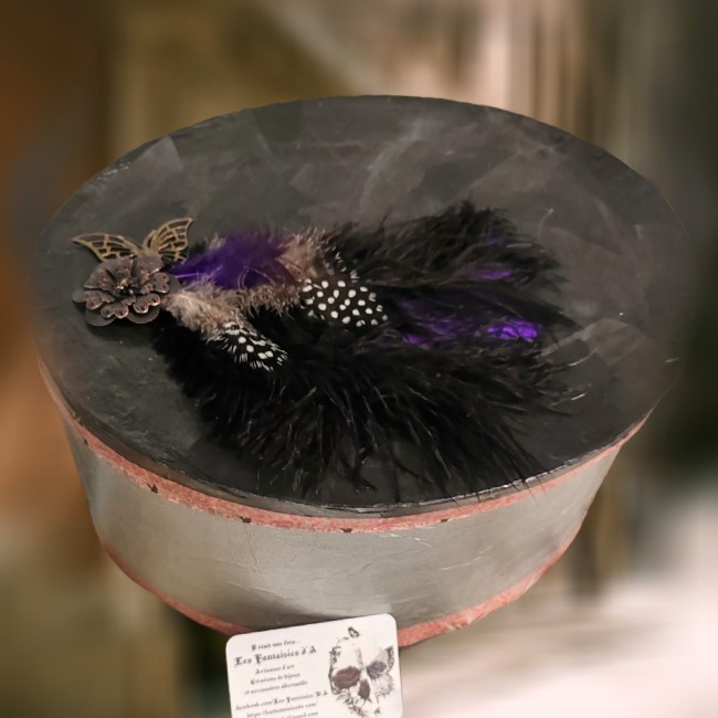 Boîte du chapeau Mina – Écrin artistique et gothique Boîte personnalisée du chapeau steampunk Mina ornée de plumes naturelles et fleurs métalliques